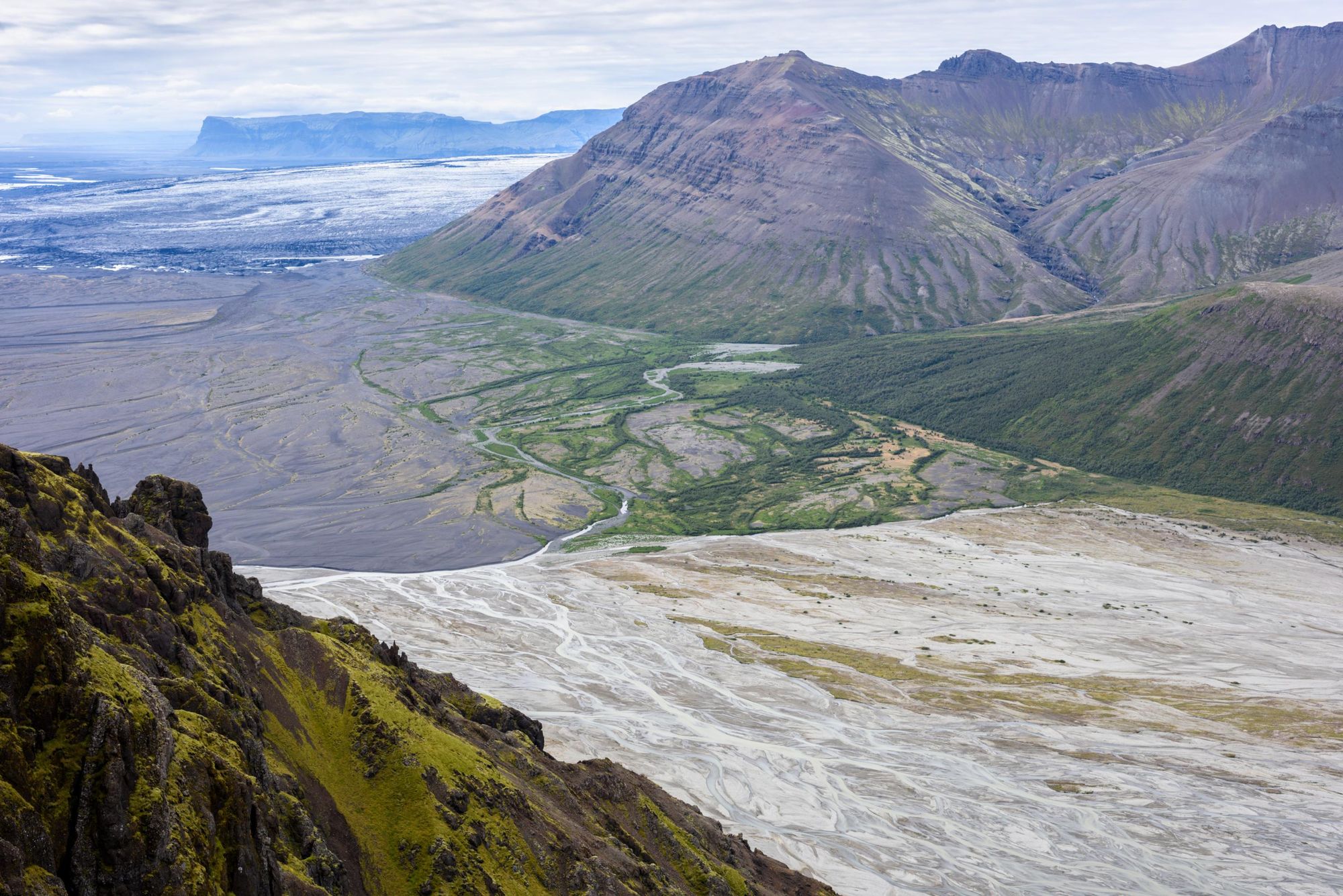 View over a flood plain (sandur) from Skaftafell to the glacier Skeiðarárjökull, part of the Vatnajökull National Park, Iceland. Photo: Getty