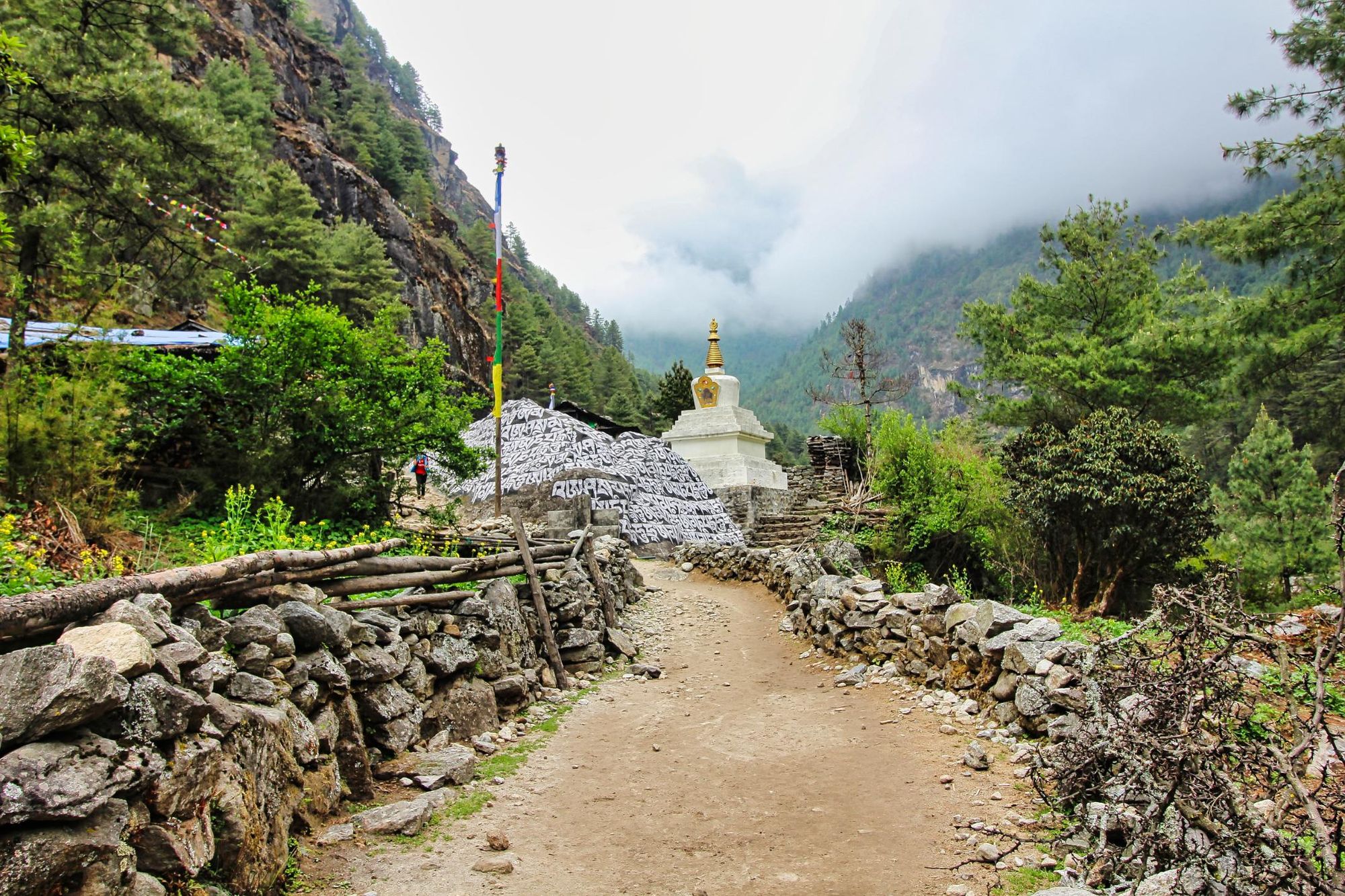 On the trail towards Phakding. Photo: Getty.