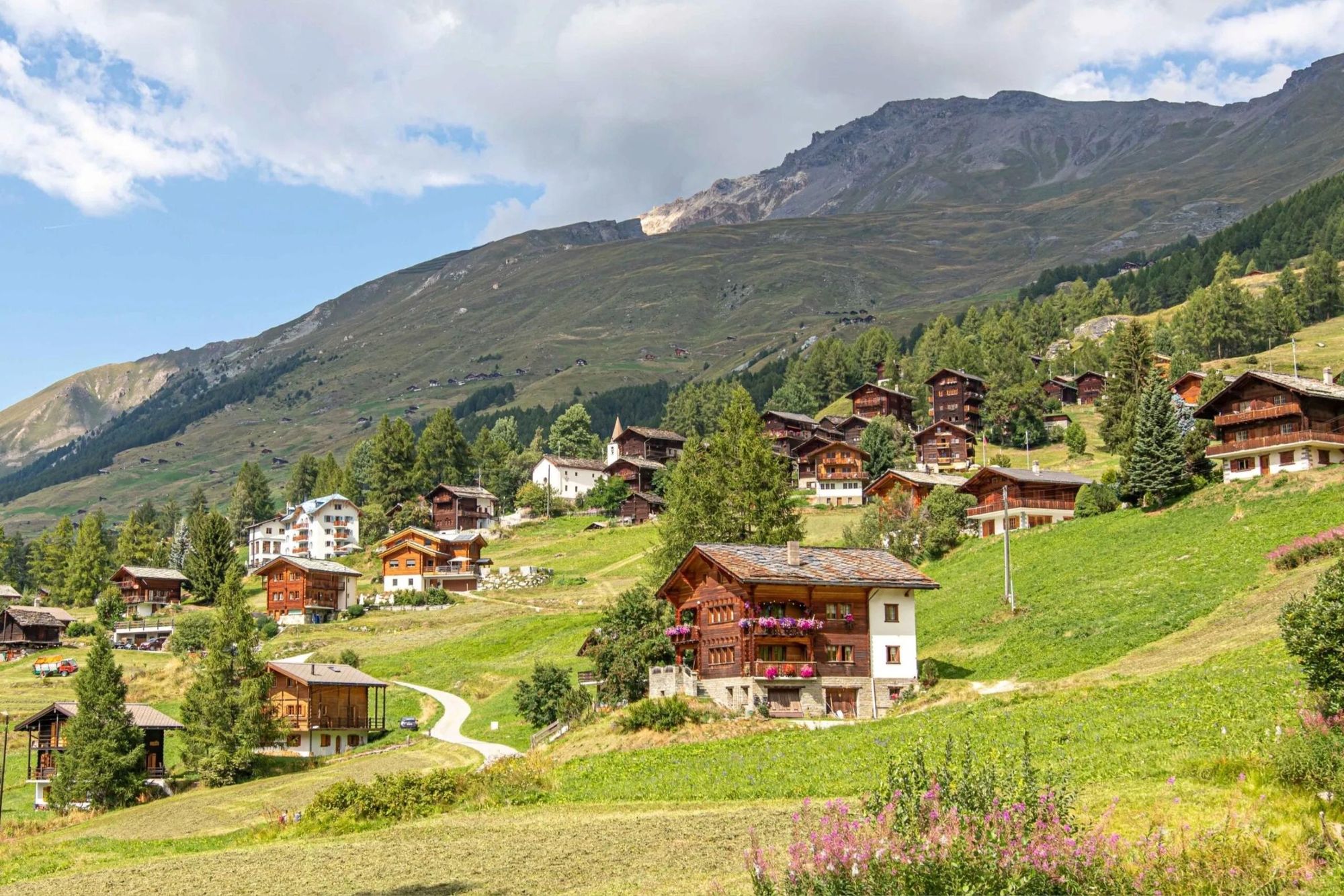 The small village of Gruben. Photo: Happy Tracks.