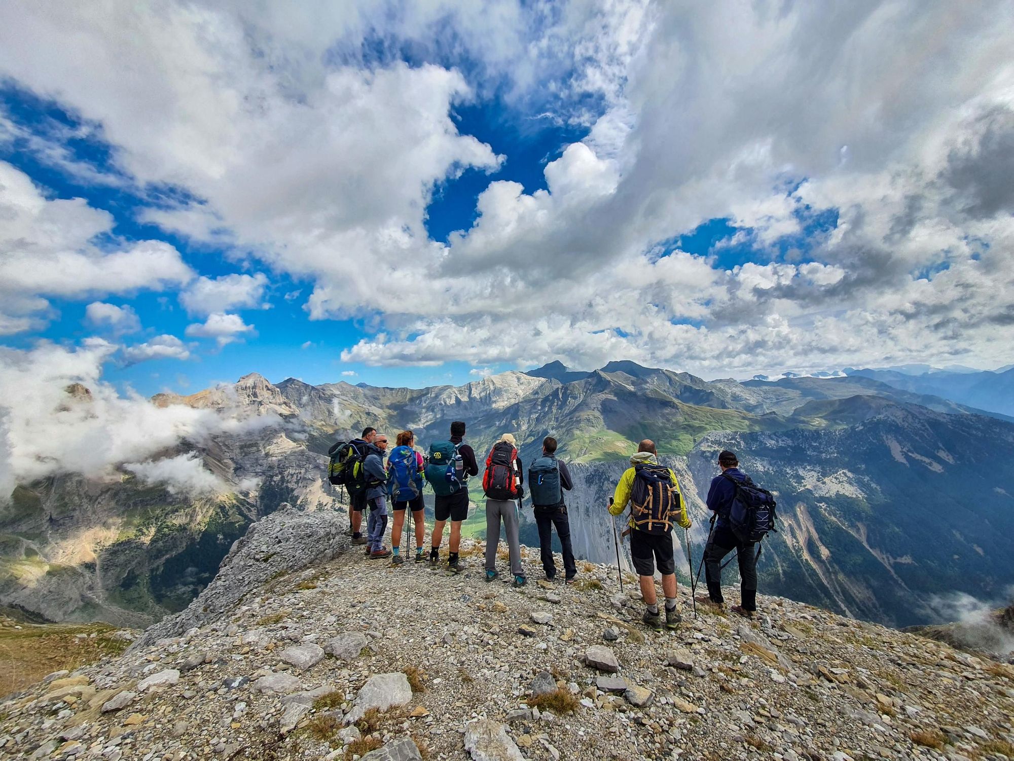 Hikers on the High Route of the Lost in the Pyrenees. Photo: Rumbo a Picos.