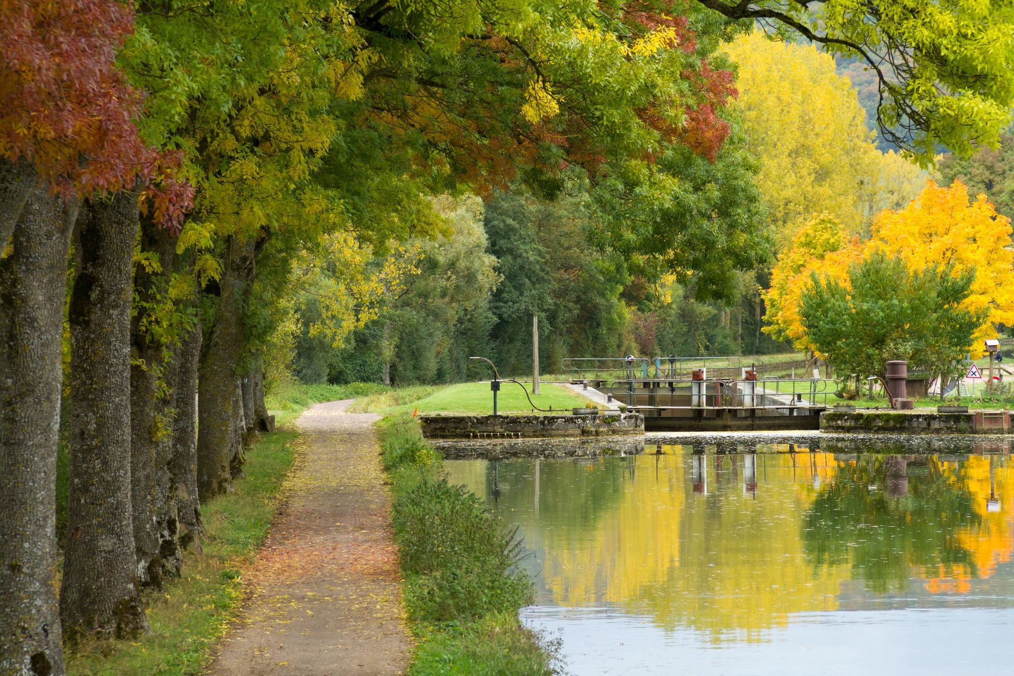 Canal de Bourgogne, Burgundy, in autumn. Photo: Getty.