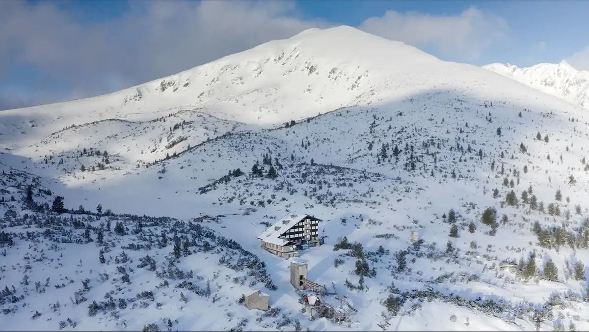 Bezbog Hut, with Bezbog Peak in the background. Photo: Split the Mountain.