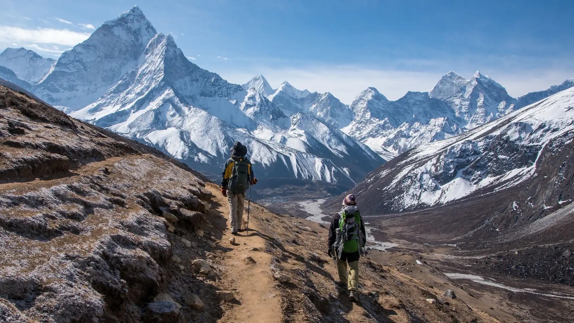 Hiking on the trail from Gokyo to Thangnak. Photo: Getty.