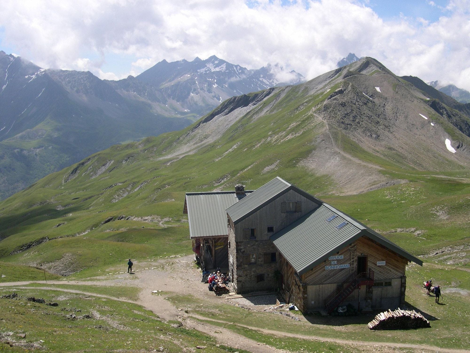 The Refuge de la Croix du Bonhomme. Photo: Whgler, CC BY-SA 3.0, via Wikimedia Commons