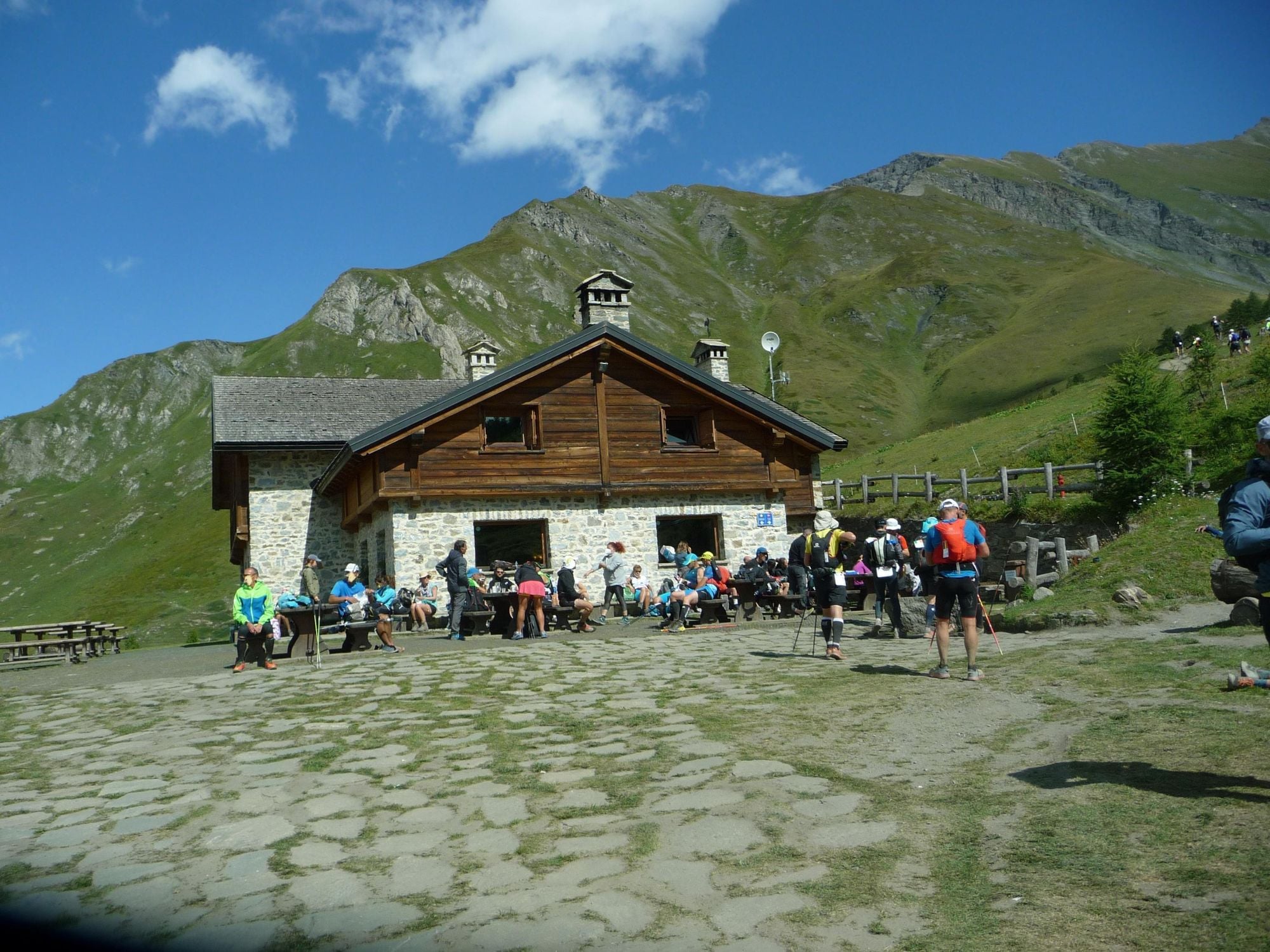 Runners take a break at the Walter Bonatti refuge, on the UTMB. Photo: Wiki Commons/Anthospace, CC by-SA 4.0