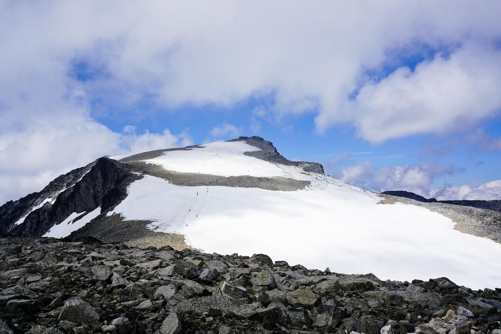 a-guide-to-climbing-galdh-piggen-norway-s-highest-mountain